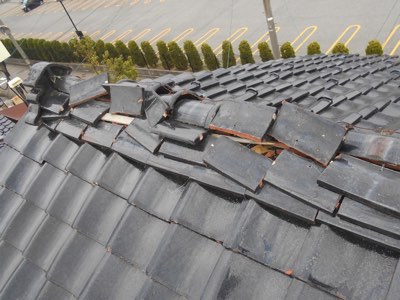 強風による屋根瓦棟部のし瓦捲れ上がり被害